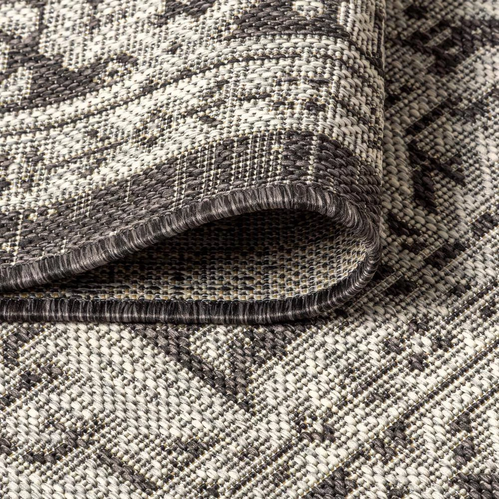 Sinjuri Gray/Black 5 ft. Medallion Textured Weave Indoor/Outdoor Round Area Rug by JONATHAN Y - Image 7