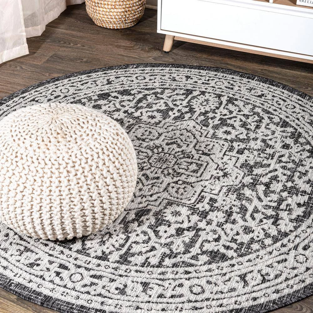 Sinjuri Gray/Black 5 ft. Medallion Textured Weave Indoor/Outdoor Round Area Rug by JONATHAN Y - Image 2